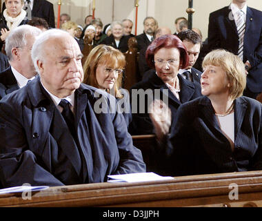 (Dpa) - Leader della CDU Angela Merkel (R) si rivolge a un uomo seduto dietro l'ex cancelliere tedesco Helmut Kohl durante il servizio di commemorazione per il compianto Papa Giovanni Paolo II a Berlino, Mercoledì, 06 aprile 2005. In seconda fila (retro) sono il ministro della Scienza e della Ricerca Edelgard Bulmahn (R, dietro il Kohl) e aiuto allo sviluppo il Ministro Heidemarie Wieczorek-Zeul (L, dietro di me Foto Stock