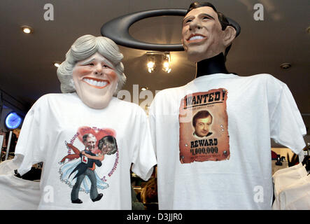 (Dpa) - Due manichini indossare le maschere di Gran Bretagna il principe Carlo e la sua sposa Camilla Parker Bowles e includono t-shirt con illustrazioni satirico di entrambi per lo sposo e la sposa in un negozio in Windsor, Regno Unito, Mercoledì, 06 aprile 2005. Il principe Carlo e Camilla Parker Bowles sono dovute a wed in Windsor Sabato, 09 aprile 2005. Foto Stock