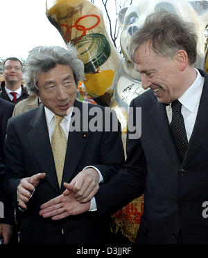 (Dpa) - Presidente federale tedesco Horst Koehler (R) e il primo ministro giapponese Junichiro Koizumi si stringono la mano durante la cerimonia di apertura per il tedesco di anno in Tokyo, Giappone, 04 aprile 2005. Il Capo dello Stato tedesco rimane per quattro giorni in Giappone. Foto Stock