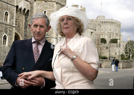 (Dpa) - Due doublegangers rappresentare la Gran Bretagna è il principe Carlo (L) e la sua sposa Camilla Parker Bowles come stanno di fronte al Castello di Windsor in Windsor, Regno Unito, Mercoledì, 05 aprile 2005. Il matrimonio di Gran Bretagna il principe Carlo e la sua sposa Camilla Parker Bowles è prevista per sabato 09 aprile 2005 nel villaggio inglese di Windsor. Foto Stock