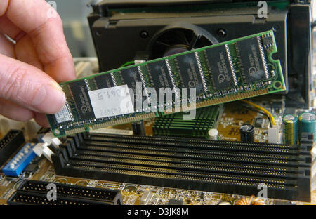 (Dpa) - Un tecnico hardware crea una scheda di memoria nello slot di memoria sulla scheda madre di un computer nella foto ad Amburgo, Germania, 28 febbraio 2005. Foto Stock