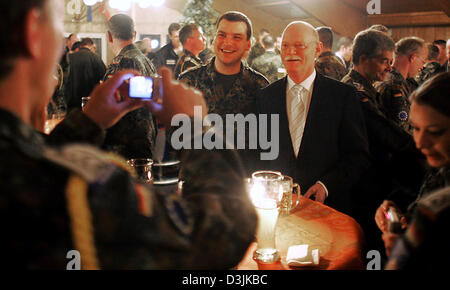 (Dpa) - Il Ministro della Difesa tedesco, Peter Struck (SPD) sorrisi come egli si erge circondato dai soldati delle forze armate tedesche prendendo foto di gruppo al Rajlovac accampamento militare a Sarajevo, Bosnia ed Erzegovina, 21 marzo 2005. Colpito ha visitato il campo su una due giorni di viaggio attraverso i Balcani. Foto Stock