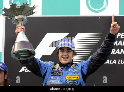 (Dpa) - Spagnolo di Formula Uno Pilota Fernando Alonso (Renault) festeggia sul podio dopo aver vinto il Gran Premio della Malesia a Sepang, vicino a Kuala Lumpur, Malesia, 20 marzo 2005. Foto Stock