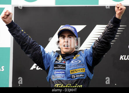 (Dpa) - Spagnolo di Formula Uno Pilota Fernando Alonso (Renault) raffigurata sul podio dopo aver vinto il Gran Premio della Malesia a Sepang, vicino a Kuala Lumpur, Malesia, 20 marzo 2005. Foto Stock