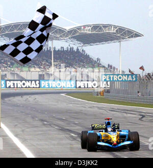 (Dpa) - Spagnolo di Formula Uno Pilota Fernando Alonso (Renault) vince il Gran Premio della Malesia a Sepang, vicino a Kuala Lumpur, Malesia, 20 marzo 2005. Foto Stock