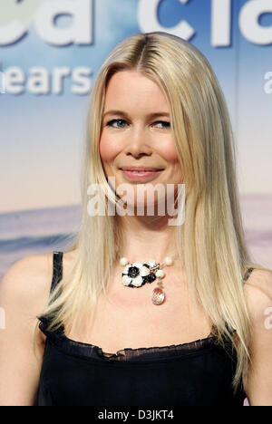 (Dpa) - Tedesco supermodel Claudia Schiffer sorrisi per i fotografi durante una conferenza stampa presso lo stand di Isole Baleari sulla fiera Internazionale del Turismo ITB a Berlino, Germania, 15 marzo 2005. Schiffer è un ambasciatore per il golf torunament 'Mallorca Classic 2005' che si terrà sull'isola in ottobre. Foto Stock