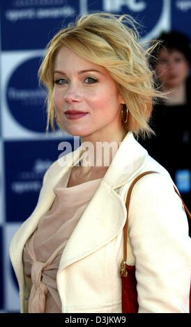 (Dpa) - La mostra fotografica di attrice statunitense Christina Applegate ha ('Married... con bambini ") a Los Angeles, Stati Uniti d'America, 28 febbraio 2005. Il 33-anno-vecchia donna ha rotto il suo piede durante la premiere del gioco 'Sweet carità". Ha tuttavia mantenuto su coraggiosamente per 20 minuti durante la performance lo scorso weekend a Chicago, ha annunciato il servizio internet 'E!Online" il 14 marzo 2005. Applegate ha è stato poi r Foto Stock