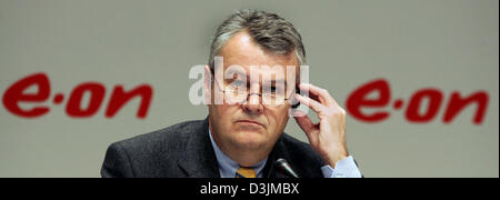 (Dpa) - Wulf Bernotat, CEO di tedesco fornitore di energia E.ON AG, ascolto alle domande dei giornalisti durante un equilibrio della conferenza stampa di Duesseldorf, Germania, 10 marzo 2005. Gli azionisti della società può nuovamente essere soddisfatto con un dividendo più alto per l'anno fiscale 2004. La vincita è stata aumentata da 0,35 euro a 2,35 euro per azione. E.ON aumenta così il dividendo per la sesta volta in un Foto Stock
