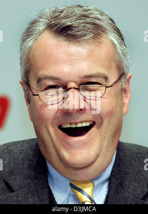 (Dpa) - Wulf Bernotat, CEO di tedesco fornitore di energia E.ON AG, ride prima di un equilibrio della conferenza stampa di Duesseldorf, Germania, 10 marzo 2005. Foto Stock