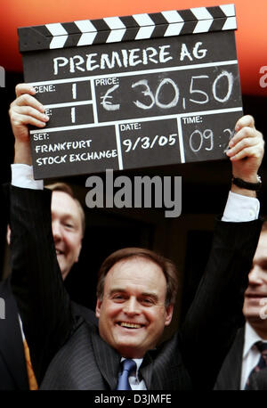 (Dpa) - Georg Kofler, business manager della pay-tv canale Premiere, pone con un battaglio board di fronte il logo dell'azienda all'ingresso della borsa di Francoforte, Germania, Mercoledì, 09 marzo 2005. La scheda visualizza il valore iniziale di 30,50 euro per quota di Premiere. Foto Stock