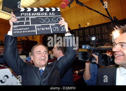 (Dpa) - Georg Kofler (C), il business manager della pay-tv canale Premiere, pone con un battaglio scheda sopra la sua testa al piano commerciale presso la borsa valori di Francoforte, Germania, Mercoledì, 09 marzo 2005. La scheda visualizza il valore iniziale di 30,50 euro per quota di Premiere. Foto Stock