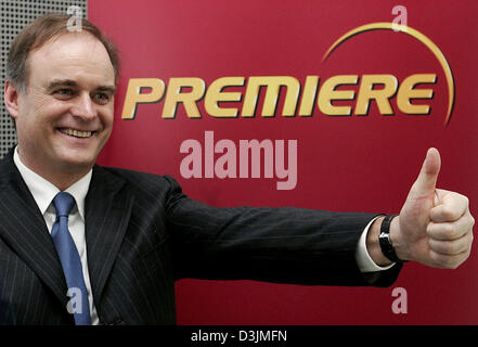 (Dpa) - Georg Kofler, business manager della pay-tv canale Premiere, sorride e dà un pollice su come egli si erge di fronte al compapny il logo presso la borsa valori di Francoforte, Germania, Mercoledì, 09 marzo 2005. La quota iniziale valore di Premiere è stata valutata a 30,50 euro e quindi al di sopra dell'offerta iniziale di 28 euro. Foto Stock