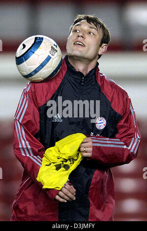 (Dpa) - Robert KOVAC, Defender per la Bundesliga tedesca lato Bayern Monaco, giocare con una palla durante una sessione di formazione a Highbury Satdium a Londra, Regno Unito, 8 marzo 2005. Kovac, il cui contratto con il club tedesco corre fino alla fine di questa stagione, secondo come riferito ha ricevuto un'offerta da parte italiana Juventus Torino. Il Bayern si incontreranno Arsenal Londra in un UEFA Champions Le Foto Stock