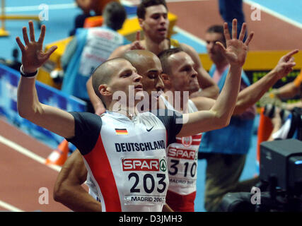 (Dpa) - corridore tedesco Tobias UNGER jubilates dopo la vittoria degli uomini di 200 metri a livello Europeo Indoor Athletics Championships presso il Palacio de Deportes de la Comunidad de Madrid centro sportivo in Spagna a Madrid, 6 marzo 2005. Foto Stock