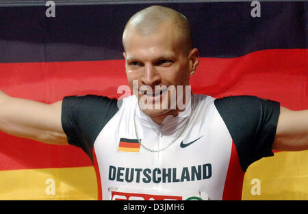 (Dpa) - corridore tedesco Tobias UNGER jubilates dopo la vittoria degli uomini di 200 metri a livello Europeo Indoor Athletics Championships presso il Palacio de Deportes de la Comunidad de Madrid centro sportivo in Spagna a Madrid, 6 marzo 2005. Foto Stock