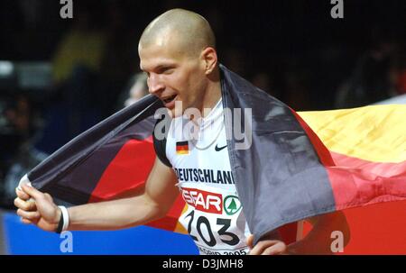 (Dpa) - corridore tedesco Tobias UNGER jubilates dopo la vittoria degli uomini di 200 metri a livello Europeo Indoor Athletics Championships presso il Palacio de Deportes de la Comunidad de Madrid centro sportivo in Spagna a Madrid, 6 marzo 2005. Foto Stock