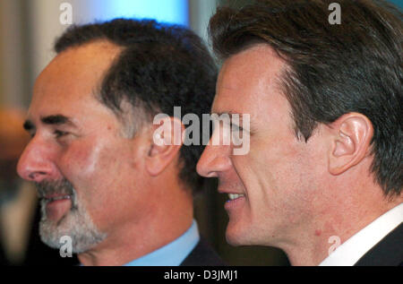 (Dpa) - Bernd Pischetsrieder (L), Presidente della Volkswagen (VW), sorrisi come egli sorge accanto al nuovo membro del consiglio di amministrazione di Wolfgang Bernhard durante il saldo annuale conferenza stampa a Wolfsburg, in Germania, 8 marzo 2005. In Europa il più grande costruttore di auto vuole aumentare i propri risultati di business per il 2005 con i nuovi modelli di automobili e dure misure economiche. L'aumento dei risultati operativi de Foto Stock