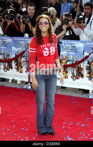 (Dpa) - US attrice Halle Berry pone durante il "robot" premiere al Mann Village Theatre di Westwood, California, 6 marzo 2005. Foto Stock