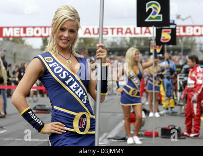 (Dpa) - una griglia le ragazze si erge sulla griglia di partenza prima del Gran Premio d'Australia di Melbourne, Australia, 06 marzo 2005. L'italiano pilota di Formula Uno Giancarlo Fisichella ha vinto davanti al brasiliano Rubens Barrichello e Fernando Alonso di Spagna. Foto Stock