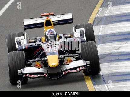 (Dpa) - British driver di Formula Uno David Coulthard spinge la sua Red Bull Racing auto durante la sessione di pratica in tutto il circuito del Grand Prix in Albert Park di Melbourne, Australia, 04 marzo 2005. Foto Stock