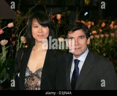 (Dpa) - Claude Martin, ambasciatore francese in Germania, e sua moglie Judith raffigurato prima dell'inizio del film francese "Le Temps Qui Changent' sul tappeto rosso durante il cinquantacinquesimo Berlinale festival internazionale del cinema di Berlino, Germania, 12 febbraio 2005. Foto Stock