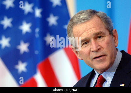 (Dpa) - Il presidente statunitense George W. Bush parla durante una conferenza stampa presso il castello di Mainz, Germania, 23 febbraio 2005. Bush in visita in Germania faceva parte di un tour europeo che ha avuto luogo sotto protezione pesante surveilance. Foto Stock