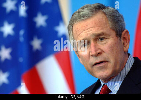 (Dpa) - Il presidente statunitense George W. Bush parla durante una conferenza stampa presso il castello di Mainz, Germania, 23 febbraio 2005. Bush in visita in Germania faceva parte di un tour europeo che ha avuto luogo sotto protezione pesante surveilance. Foto Stock