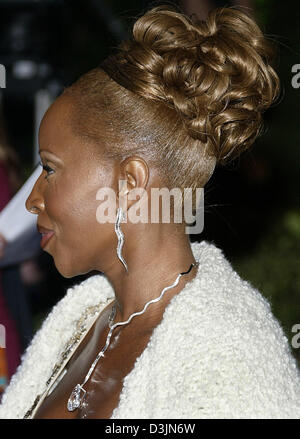 (Dpa) - US cantante Mary J. Blige sorrisi come lei arriva per il Vanity Fair Oscar Party in Hollywood, Los Angeles, California, USA, 27 febbraio 2005. Foto Stock