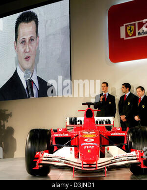 (Dpa) - Tedesco Campione del Mondo di Formula 1 Michael Schumacher (L), spagnolo collaudatore Marc Gene e la Ferrari del team manager Jean Todt (R) nella foto durante la presentazione della nuova Ferrari F 2005 gara monoposto di Maranello, Italia, 25 febbraio 2005. Foto Stock