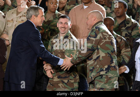 (Dpa) - Il presidente statunitense George W. Bush (L) stringe la mano con un soldato americano come egli visiti le truppe degli Stati Uniti sull'US Army Airfield in Wiesbaden-Erbenheim, Germania, 23 febbraio 2005. Una gran parte delle truppe era stato precedentemente distribuito in Iraq. Bush rimborsati una visita di un giorno a Germania. Foto Stock