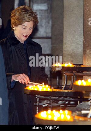 (Dpa) - Laura Bush, moglie del Presidente degli Stati Uniti George Bush, accende un cero nella cattedrale di Mainz, Germania, 23 febbraio 2005. Bush e sua moglie rimborsati una visita di un giorno a Germania. Foto Stock