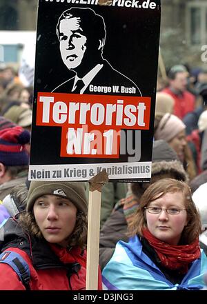 (Dpa) - Due giovani donne con un anti-Bush firma rally tra le migliaia di manifestanti contro la visita del Presidente degli Stati Uniti George Bush in Mainz, Germania, 23 febbraio 2005. Più di 10.000 manifestanti hanno aderito in pace contro Bush e la sua politica e lo ha accusato di guerra mongering e sacrilegio contro l'ambiente. Foto Stock