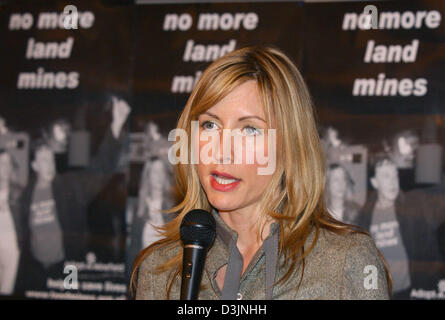 (Dpa) - Lady Heather Mills, moglie di ex Beatle stati McCartney, parla in un microfono durante una conferenza stampa in occasione del 'adottare un campo minato " Gala Benefico in Neuss, Germania, 24 febbraio 2005. Serata di gala si terrà per la prima volta in Germania il Sabato, 28 maggio 2005 e il ricavato verrà devoluto a beneficio della lotta contro le mine terrestri antiuomo. Patrono della g Foto Stock