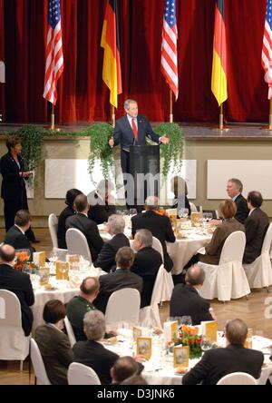 (Dpa) - Il presidente statunitense George W. Bush dà un discorso prima di pranzo con gli ospiti invitati al castello a Mainz, Germania, mercoledì 23 febbraio 2005. Bush paga un un giorno di visita in Germania. Foto Stock