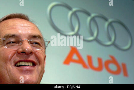 (Dpa) - Martin Winterkorn, Presidente del costruttore di automobili Audi, sorrisi come egli si erge in fornt del logo della società nel corso di una conferenza stampa a Ingolstadt, Germania, 22 febbraio 2005. Audi è riuscita ad aumentare i suoi guadagni grazie a un record di vendite nel precedente 2004 anno di attività. Audi, una figlia della società Volkswagen (VW), ha annunciato martedì che gli utili prima degli interessi Foto Stock