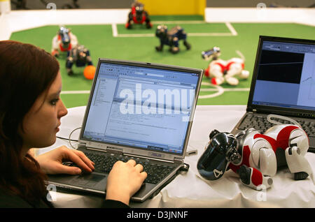 (Dpa) - Judith Mueller uno studente di Ingegneria e Informatica utilizza un laptop per tinervene nella RoboCup il flusso del programma al "robotics nel corso della conferenza episcopale della Bremer Design GmbH di Brema, Germania, 17 febbraio 2005. RoboCup è un progetto internazionale per far avanzare la ricerca nel settore dell'intelligenza artificiale e opere primeraly con Sony cani robot. Foto Stock