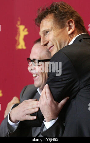 (Dpa) - attore irlandese Liam Neeson (R) e regista statunitense Bill Condon abbracciarsi durante la Berlinale conferenza stampa per il film "Kinsey', che è il film di chiusura della Berlinale festival internazionale del film, a Berlino, Germania, 19 febbraio 2005. Foto Stock