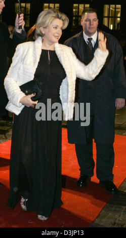 (Dpa) - attrice francese Catherine Deneuve passeggiate lungo il tappeto rosso per il "Cinema per la pace " Gala presso la sala concerti a Berlino, Germania, 14 febbraio 2005. L'evento di beneficenza è stato uno dei punti salienti di questo anno la 55th Berlinale festival internazionale del film. Proventi vai al programma UNICEF "i bambini vittime dello tsunami in Indonesia' fondo. Foto Stock