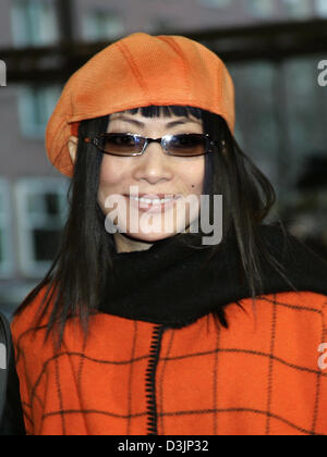 (Dpa) - attrice cinese Bai Ling , membro della International Berlinale giuria, arriva per la presentazione del concorso film 'Thumbsucker" al Festival Internazionale del Cinema di Berlino, Germania, 11 febbraio 2005. La Berlinale film festival si svolge per la 55esima volta a Berlino. Foto Stock