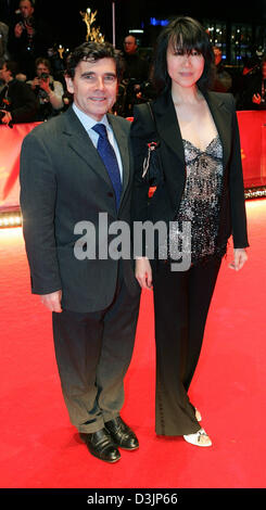 (Dpa) - Claude Martin, ambasciatore francese in Germania, e sua moglie Judith raffigurato prima dell'inizio del film "Le Temps Qui Changent' sul tappeto rosso durante il cinquantacinquesimo Berlinale festival internazionale del cinema di Berlino, Germania, 12 febbraio 2005. Un totale di 21 film in competizione per il Golden e Silver Bear premi alla Berlinale. Foto Stock