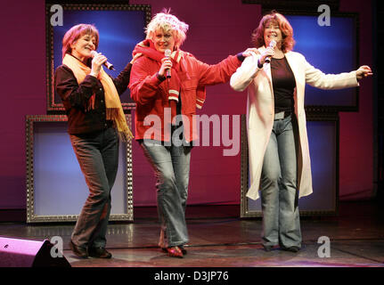 (Dpa) - cantante svedese Siw Malmkvist (L-R), cantante danese Gitte Haenning e cantante norvegese Wencke Myhre eseguire durante le prove al "Fliegende Bauten' ad Amburgo, Germania, 14 febbraio 2005. Tutti e tre gli artisti sono circa sessanta anni e ridere su se stessi nella loro joint visualizza 'Die Show (Mostra). Il film può essere visto nel nord della città tedesca dal 15 febbraio fino al 13 Foto Stock