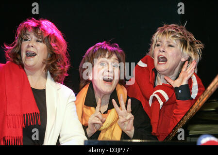 (Dpa) - cantante svedese Siw Malmkvist (C), cantante danese Gitte Haenning (R) e cantante norvegese Wencke Myhre eseguire durante le prove al "Fliegende Bauten' ad Amburgo, Germania, 14 febbraio 2005. Tutti e tre gli artisti sono circa sessanta anni e ridere su se stessi nella loro joint visualizza 'Die Show (Mostra). Il film può essere visto nel nord della città tedesca dal 15 febbraio fino al Foto Stock