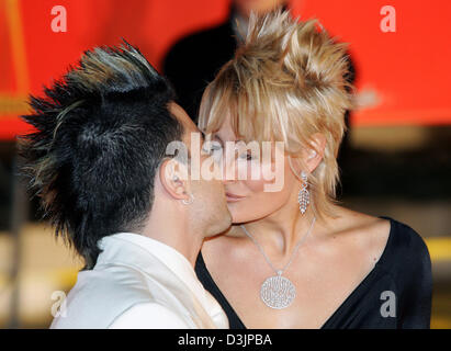 (Dpa) - Tedesco cantante pop Sarah Connor e suo marito Marc Terenzi baciate durante il loro arrivo per il "Golden fotocamera' cerimonia di premiazione che si terrà a Berlino, Germania, il 9 febbraio 2005. Il premio annuale dalla TV Tedesca e la rivista di cinema "Hoerzu' (ascolta) è stato premiato per il quarantesimo del tempo. Circa 1.200 celebrità sono stati invitati al gala. Foto Stock