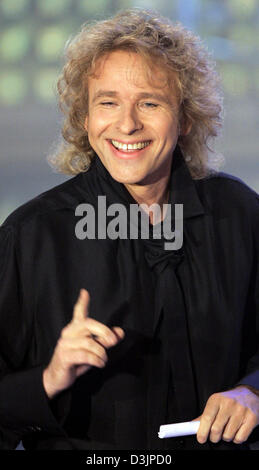 (Dpa) - televisione tedesca presenter Thomas Gottschalk presenta il "Golden fotocamera' cerimonia di premiazione che si terrà a Berlino, Germania, il 9 febbraio 2005. Il premio annuale dalla TV Tedesca e la rivista di cinema "Hoerzu' (ascolta) è stato premiato per il quarantesimo del tempo. Circa 1.200 celebrità sono stati invitati al gala. Foto Stock