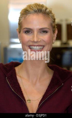 (Dpa) - Supermodel Heidi Klum pone per i fotografi in un McDonald's branch ad Amburgo, Germania, il 9 febbraio 2005. Il modello è stato presentato come la nuova pubblicità partner per McDonald's. Essa può essere visto in pubblicità televisive per una catena di fast food a partire 28 febbraio 2005. Foto Stock