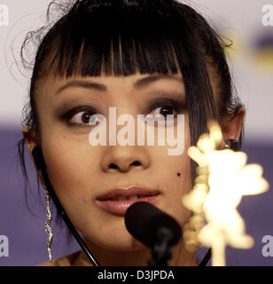 (Dpa) - attrice cinese Bai Ling parla nel microfono durante una conferenza stampa tenutasi a Berlino su giovedì 10 febbraio 2005. I membri della giuria internazionale di quest'anno della Berlinale filmfestival sono state introdotte per la stampa di oggi. Foto Stock