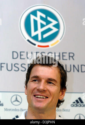 (Dpa) - Tedesco nazionale di calcio il portiere Jens LEHMANN Sorrisi durante una conferenza stampa a Duesseldorf in Germania, 8 febbraio 2005. Lehmann sarà il portiere di partenza quando la Germania ospita Argentina in un contesto internazionale amichevole a Duesseldorf la LTU Arena mercoledì 9 febbraio 2005. Foto Stock