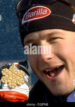 (Dpa) - Noi sciatore Bode Miller sorride e mostra la sua medaglia d oro dopo la vittoria degli uomini Downhill evento all'Alpine Campionati Mondiali di Sci a Bormio, Italia, il 5 febbraio 2005. Foto Stock