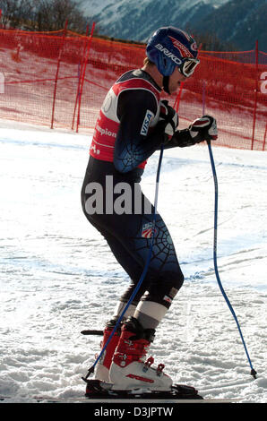 (Dpa) - Noi sciatore Bode Miller gli sci in discesa su uno sci dopo aver perso l'altro durante la sua esecuzione in corrispondenza degli uomini in discesa combinata all'Alpine Campionati Mondiali di Sci a Bormio, Italia, 03 febbraio 2005. La prima e la seconda esecuzione di Slalom speciale maschile combinata avrà luogo più tardi di oggi. Foto Stock