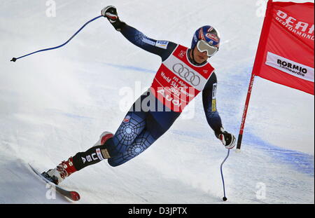 (Dpa) - Noi sciatore Bode Miller gli sci in discesa su uno sci dopo aver perso l'altro durante la sua esecuzione in corrispondenza degli uomini in discesa combinata all'Alpine Campionati Mondiali di Sci a Bormio, Italia, 03 febbraio 2005. La prima e la seconda esecuzione di Slalom speciale maschile combinata avrà luogo più tardi di oggi. Foto Stock